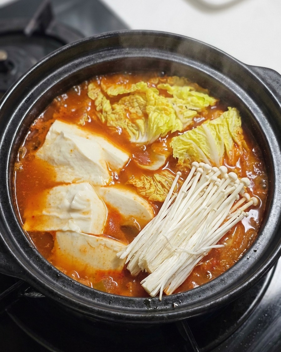 소고기, 버섯, 대파를 올려 마무리하는 모습