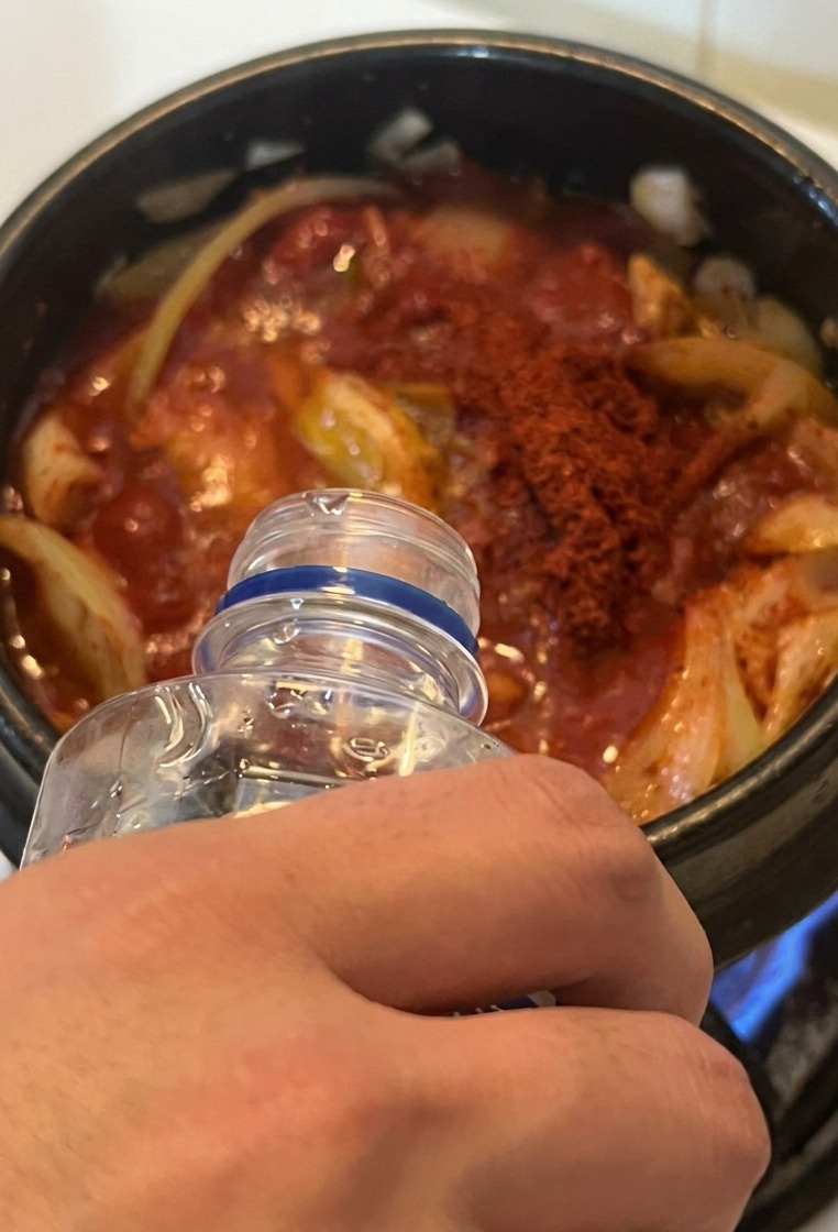 재료가 잠길 정도로 냄비에 물을 붓고 끓이기 시작하는 모습.