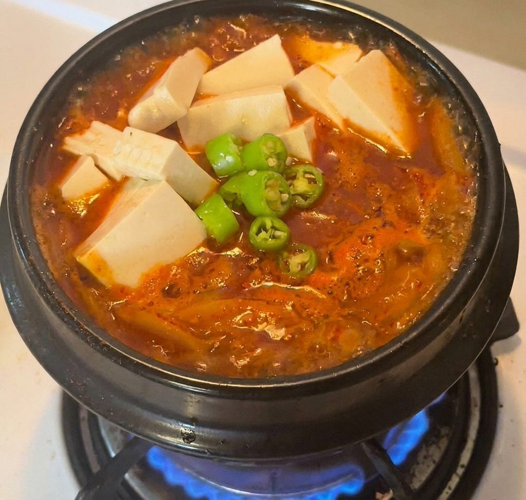 완성된 찌개 중앙에 청양고추를 고명으로 올려 마무리한 모습.
