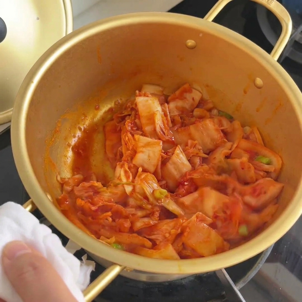 김치와 대파가 투명해질 때까지 볶아진 모습
