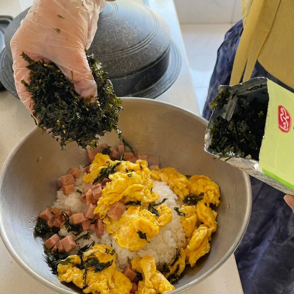 끓고 있는 김치찌개에 참치 덩어리를 넣는 모습