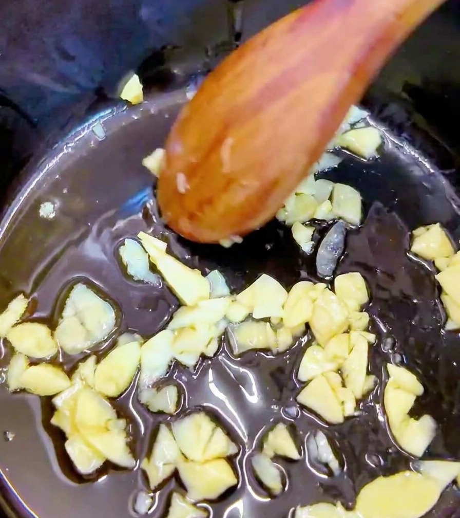 마늘과 함께 붉은 신김치를 볶고 있는 모습
