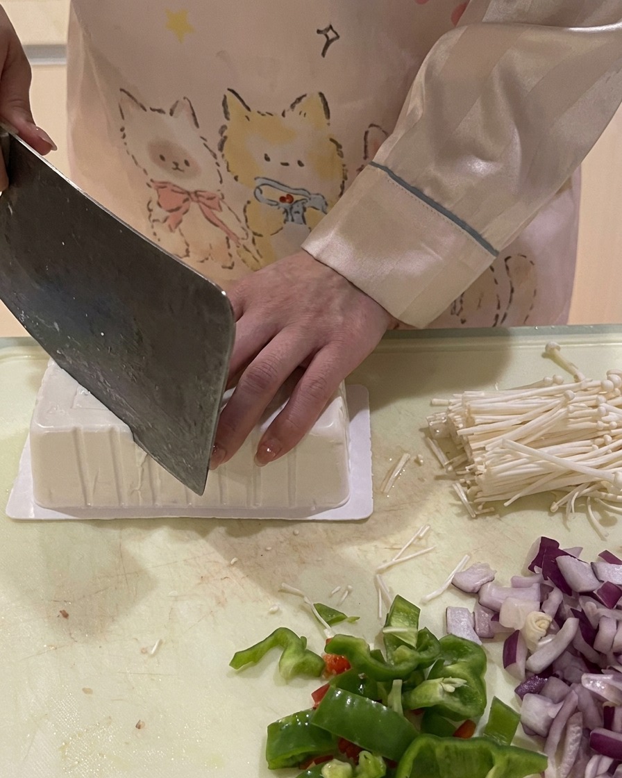 포장 용기 바닥 모서리를 칼로 잘라 공기를 넣는 모습