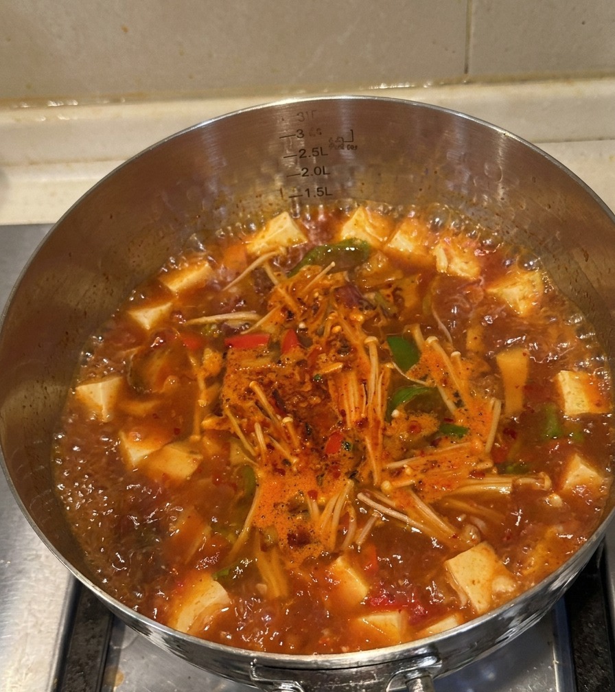 소고기, 버섯, 고추가 잘 어우러져 보글보글 끓고 있는 모습