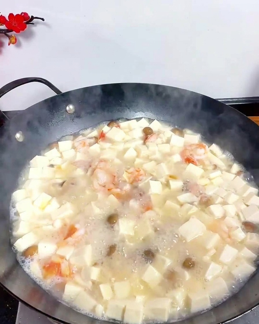 끓는 수프 위에 백후추 가루를 뿌리는 모습