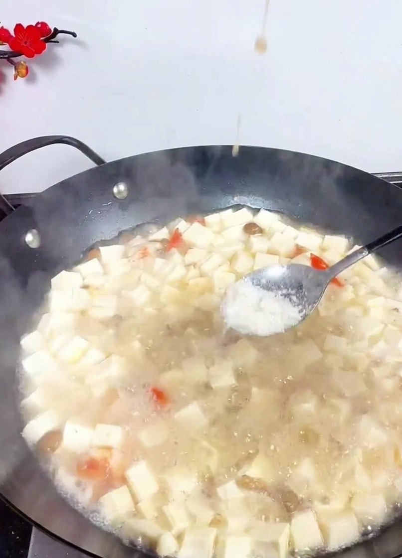 끓고 있는 탕에 소금을 뿌리는 모습