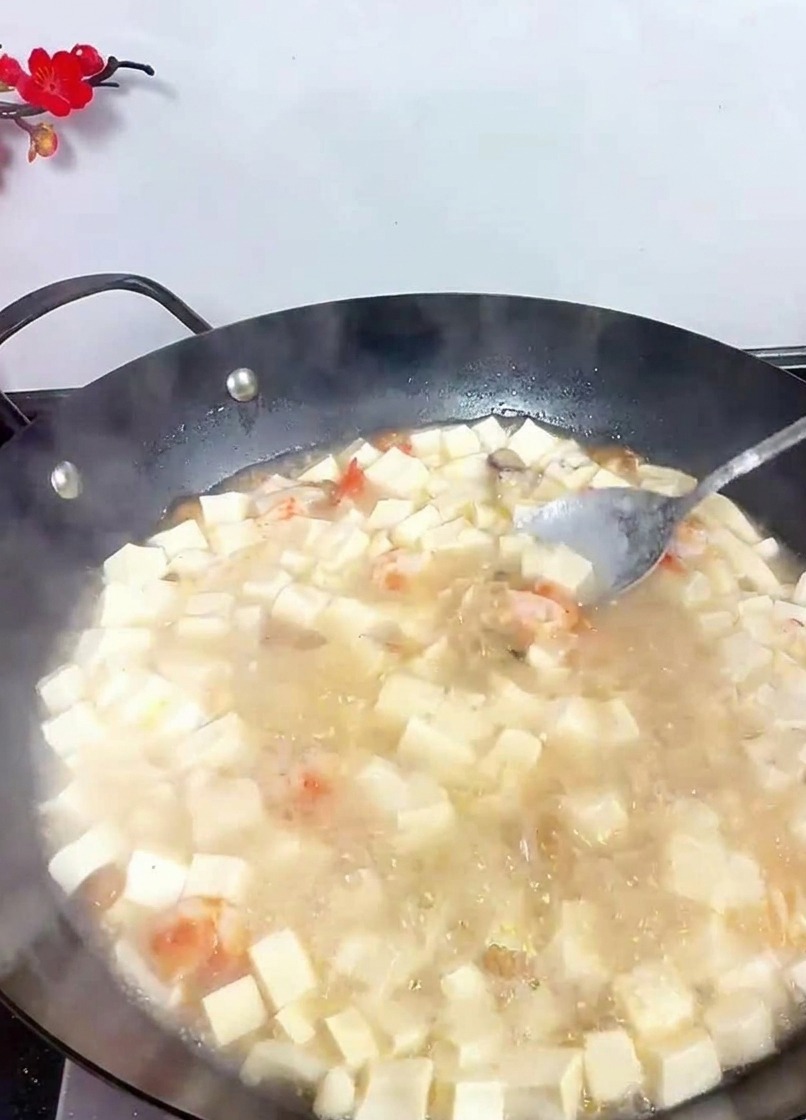 양념이 잘 섞이도록 국물을 부드럽게 젓는 모습