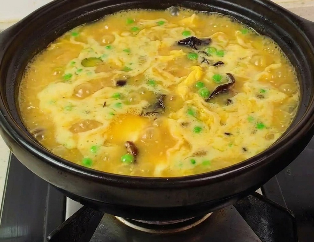 탱글탱글하게 익은 새우와 함께 완성된 황금빛 삼선두부탕