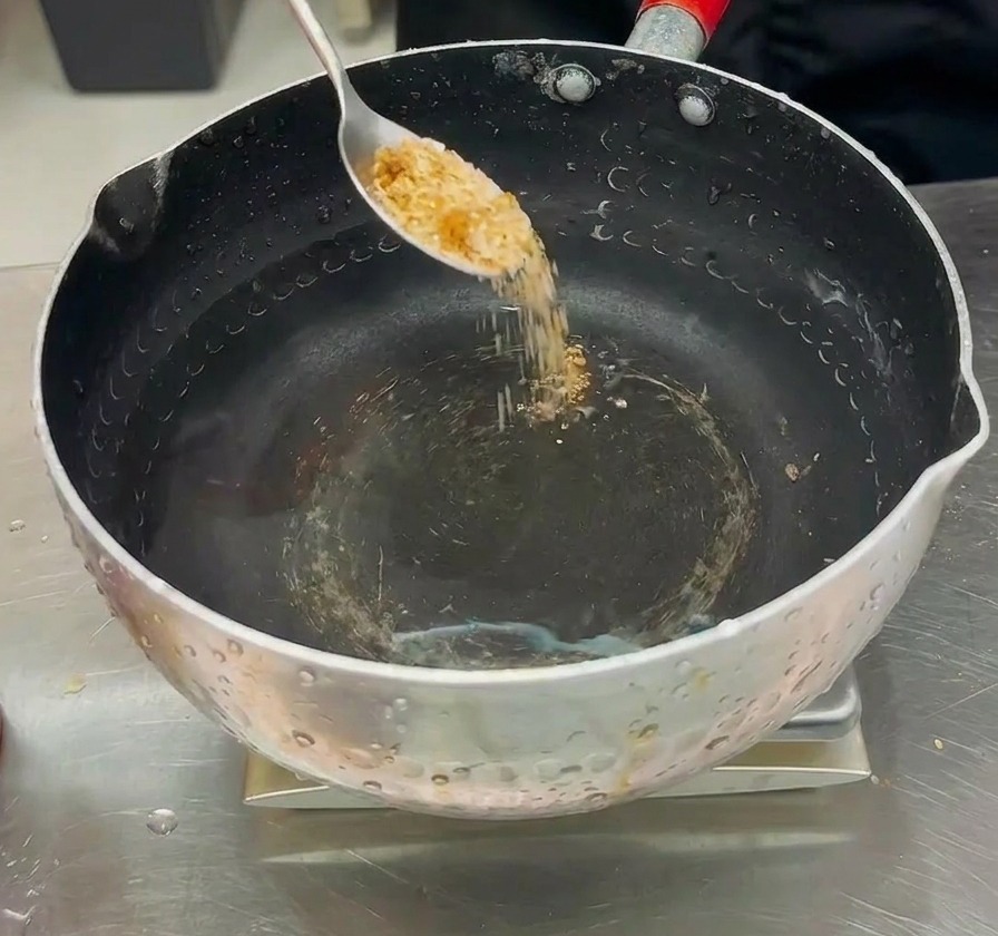 맑은 물이 담긴 냄비에 준비한 가루 양념을 넣어 육수를 만드는 과정.