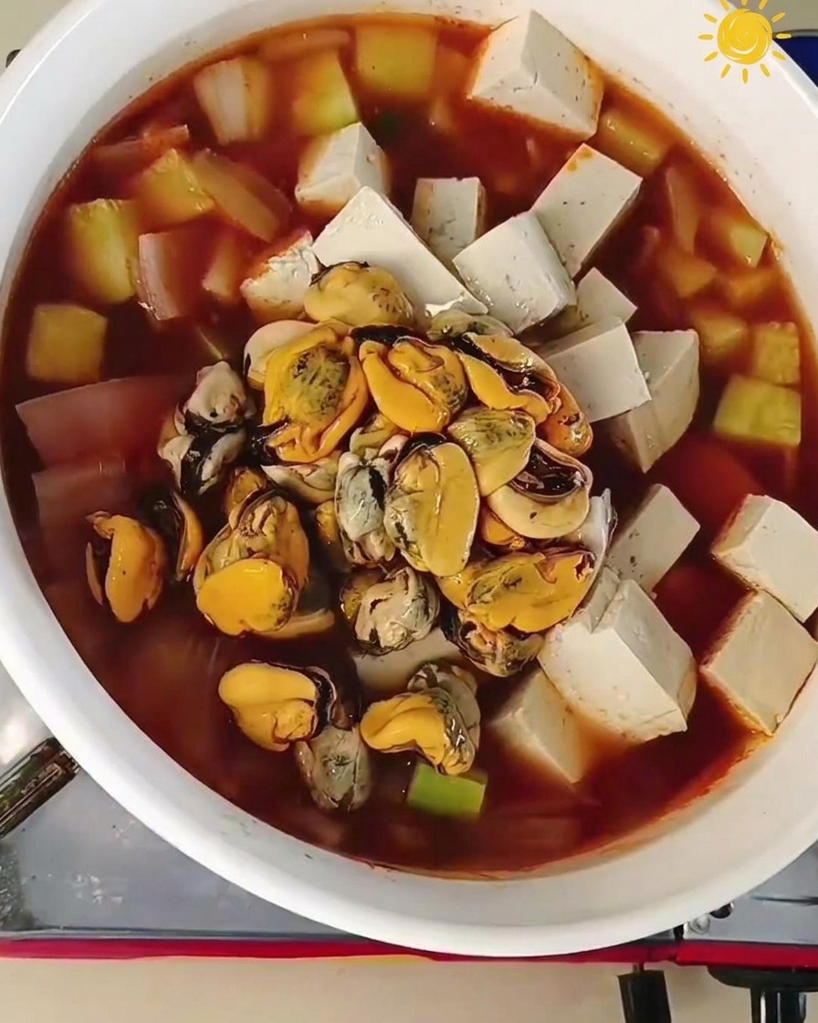 냄비 중앙에 홍합살과 생새우를 넣고 끓이는 모습