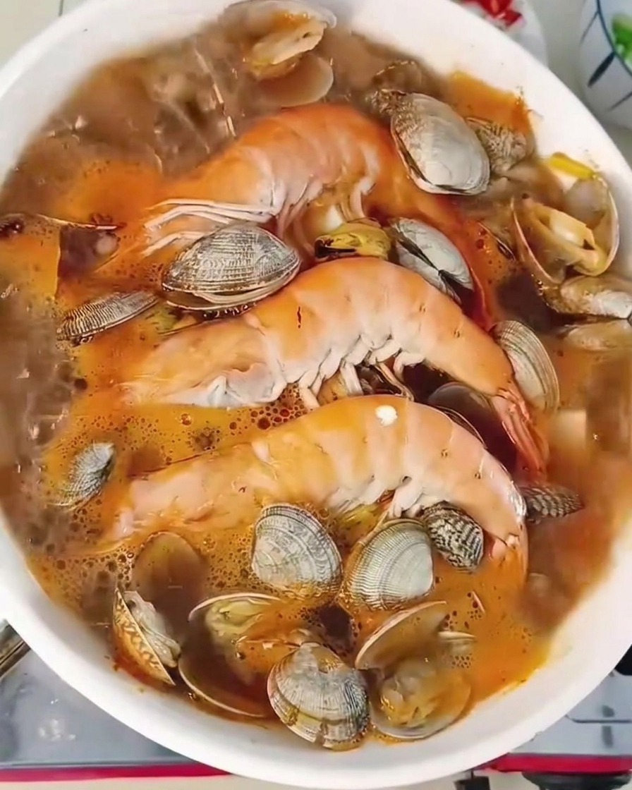 완성된 해물 된장찌개 위에 어긋썰기한 고추와 쪽파를 뿌린 모습