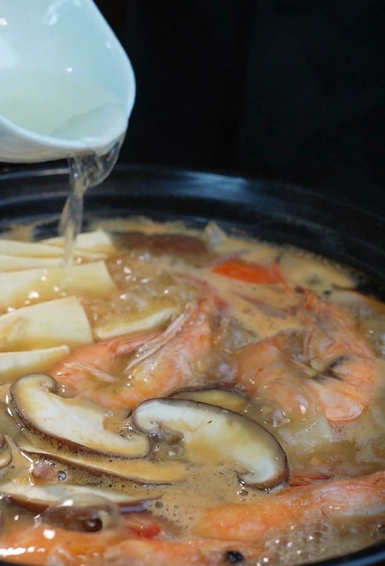 끓는 찌개에 맑은 청주를 한 바퀴 둘러 넣는 모습.