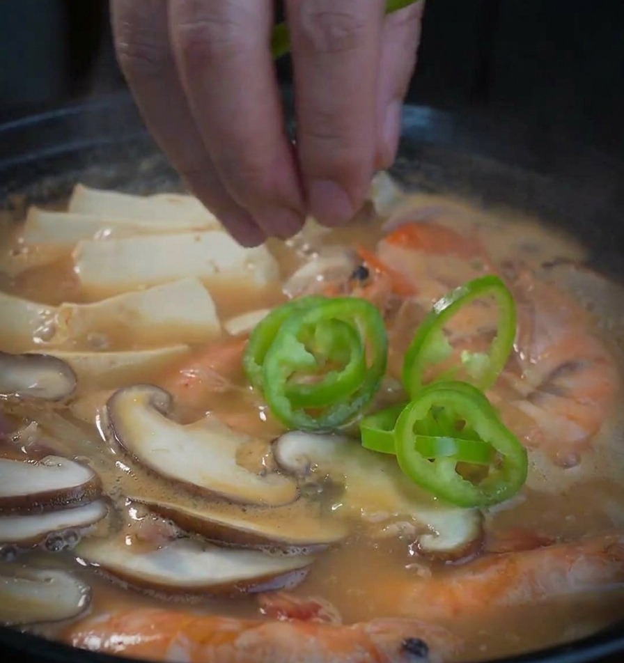 송송 썬 고추를 찌개 위에 뿌리는 장면.