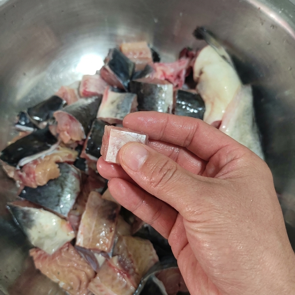 한 입 크기로 토막 낸 메기 살과 볼에 담긴 생선 조각들.