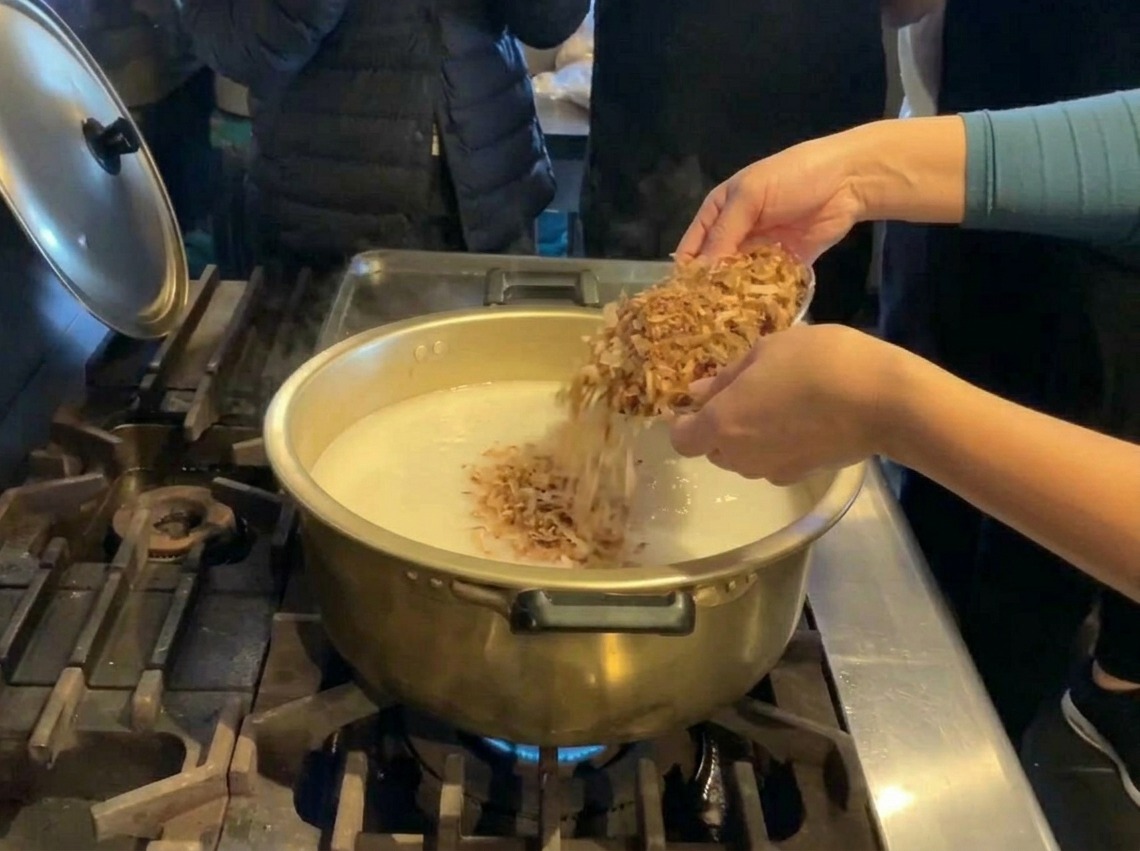 커다란 황금색 냄비에 담긴 뽀얀 육수에 갈색 가쓰오부시를 듬뿍 넣는 모습
