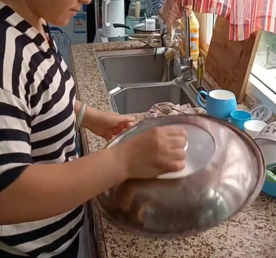 반죽이 담긴 볼에 커다란 금속 뚜껑을 덮어 휴지시키는 모습.