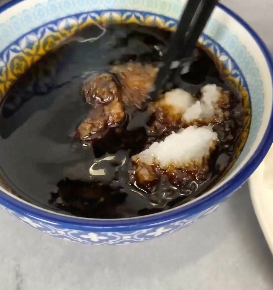 쯔유가 담긴 볼에 간 무를 넣고 젓가락으로 섞는 모습.