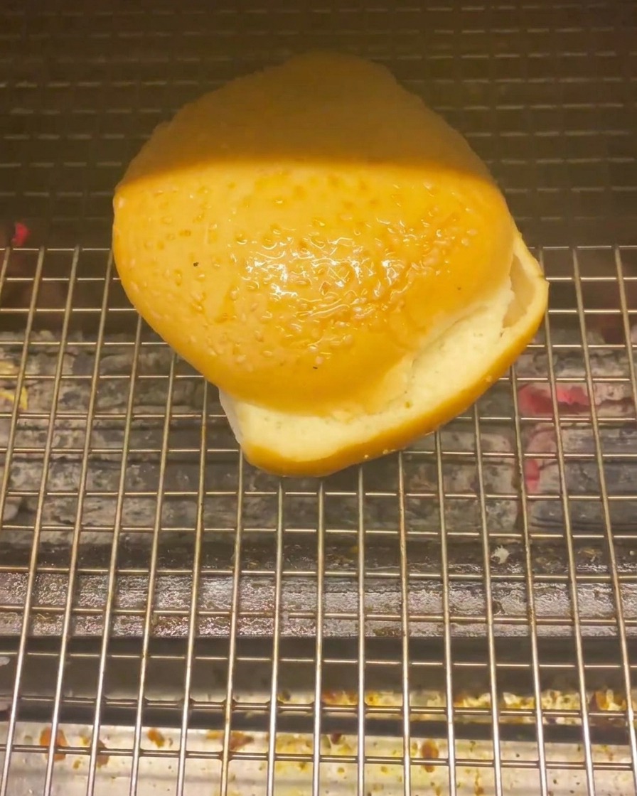 뜨거운 숯불 위 그릴에서 노릇하게 구워지는 버거 번