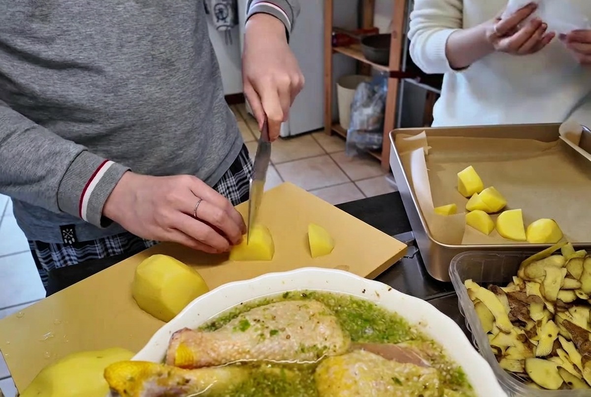 도마 위에서 날카로운 주방 칼로 껍질을 벗긴 생감자를 한입 크기로 썬 모습