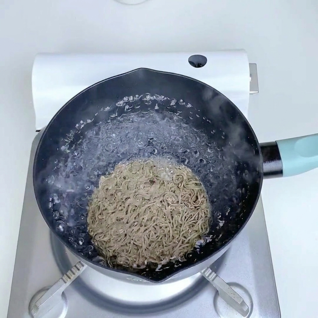 끓는 물에 메밀국수를 삶고 있는 모습.