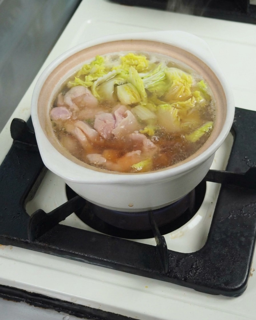 끓고 있는 육수에 간장을 둘러 간을 맞추는 모습.