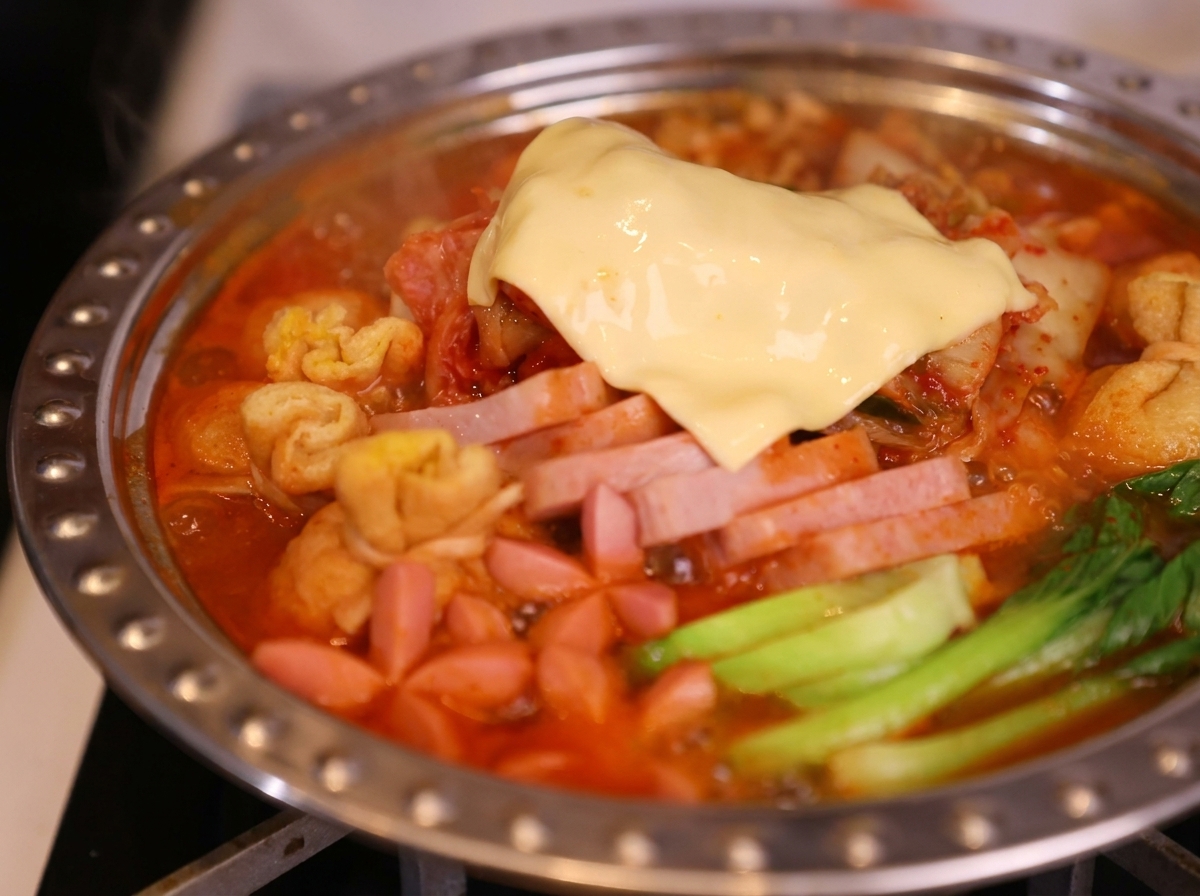 냄비에 맑은 육수를 붓고 뚜껑을 덮기 직전의 모습.