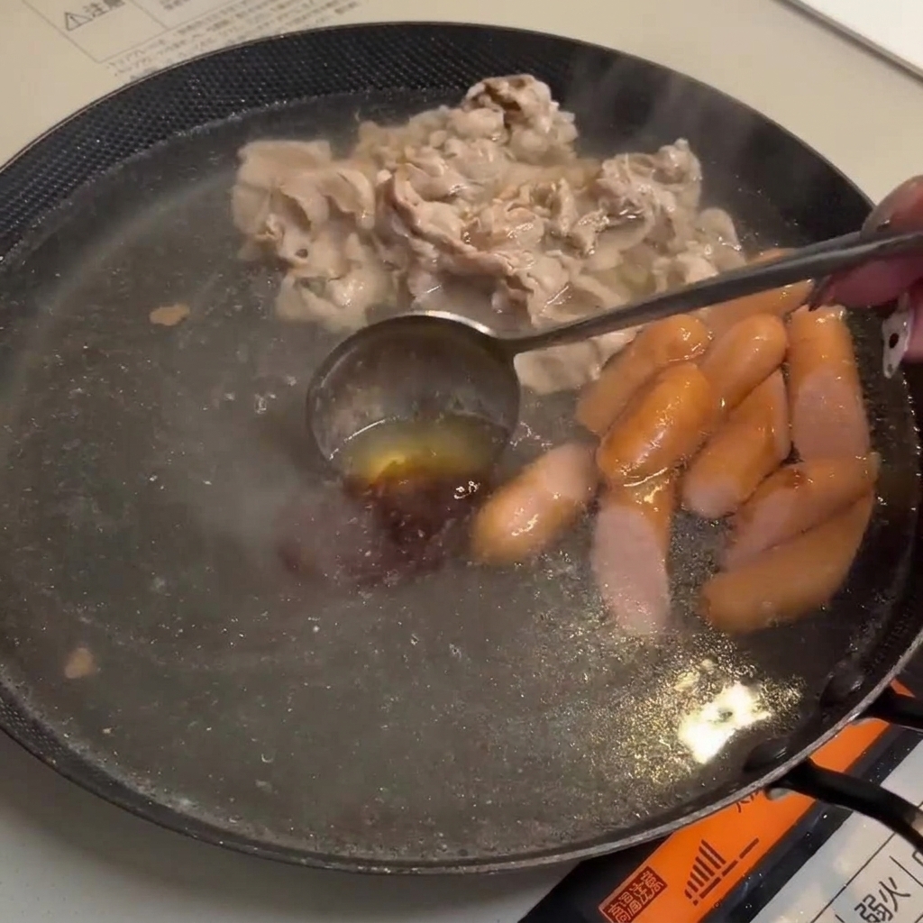 끓는 육수에 고추장과 된장을 푸는 모습.