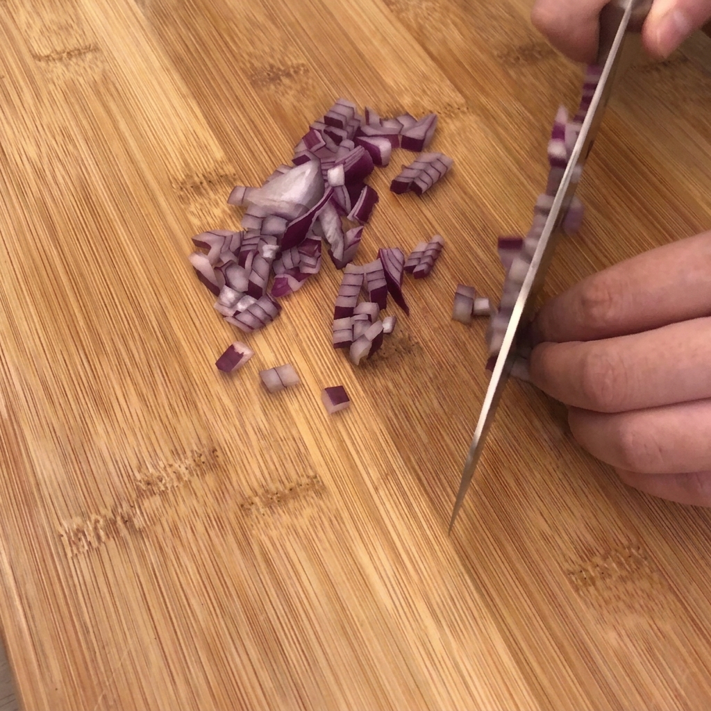 도마 위에서 양파, 마늘, 베이컨을 다듬는 모습