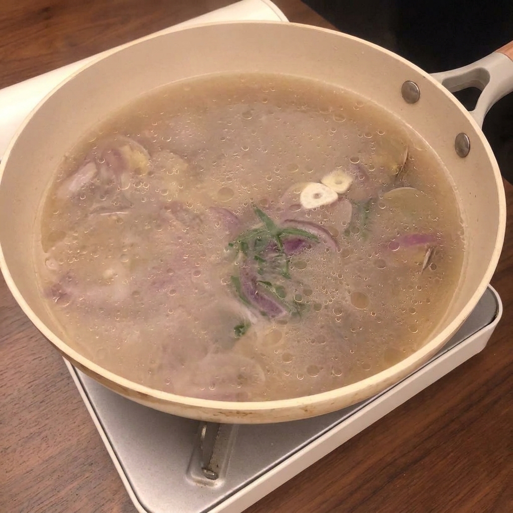 조개 육수를 체에 걸러내는 모습