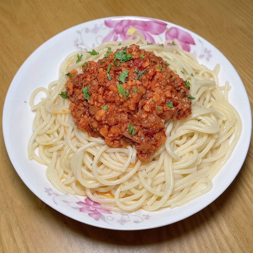 고기, 채소, 토마토 페이스트가 담긴 팬에 다진 토마토를 넣는 모습.