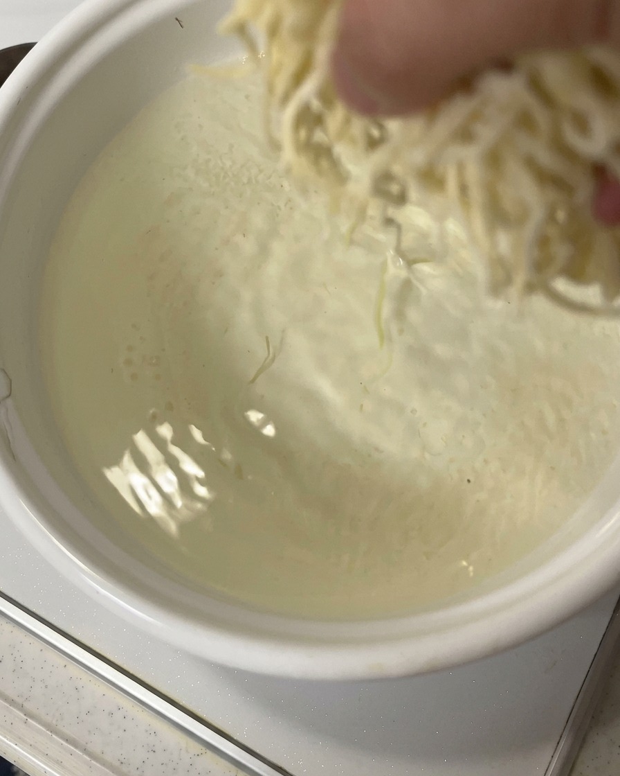팔팔 끓는 물에 생라면 면을 넣는 모습.
