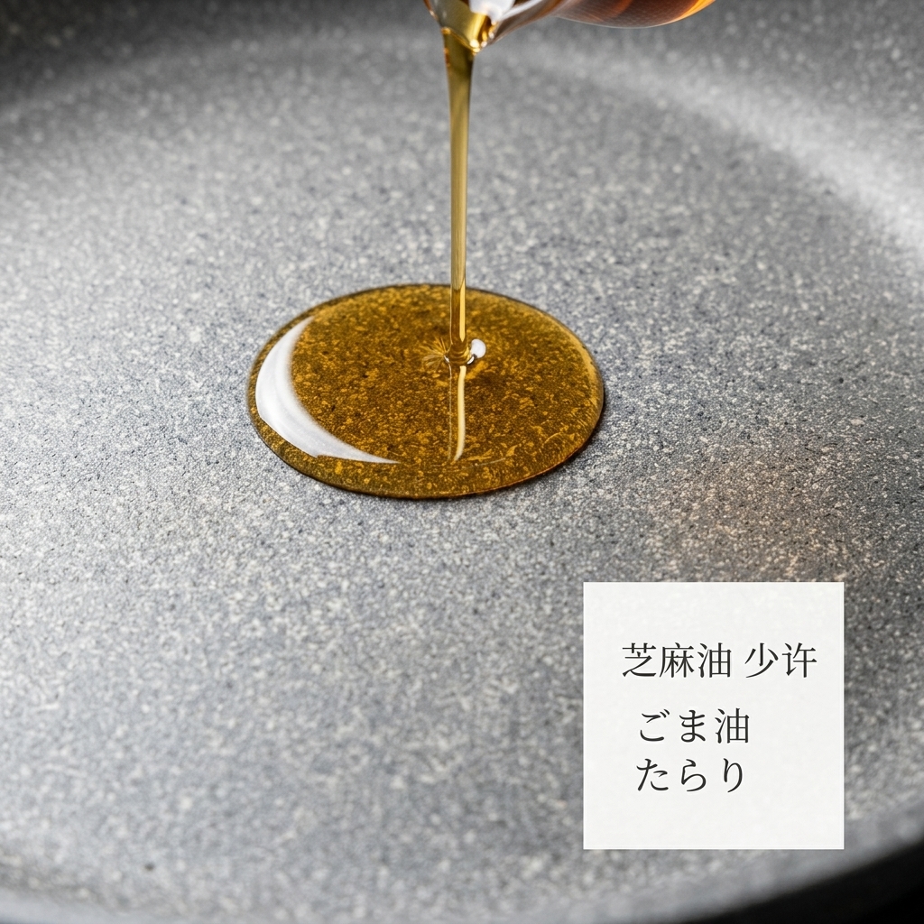 팬에 참기름을 두르고 다진 마늘, 생강과 함께 다진 돼지고기를 볶는 모습.