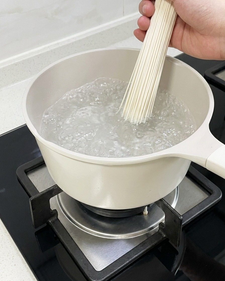 냄비에서 삶아지고 있는 라멘 면.