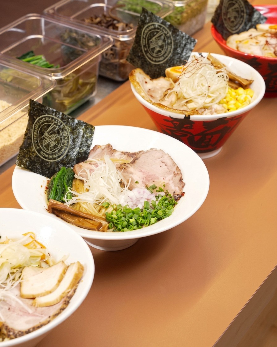 끓고 있는 큰 냄비의 안쪽 윗부분을 깨끗한 흰 천으로 닦아내는 모습.