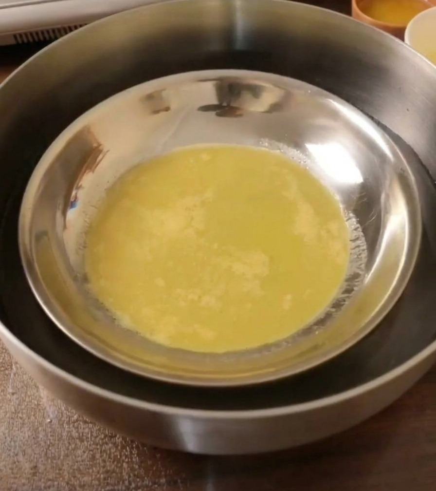 찜기에서 꺼낸 접시를 찬물에 담가 식히는 모습.