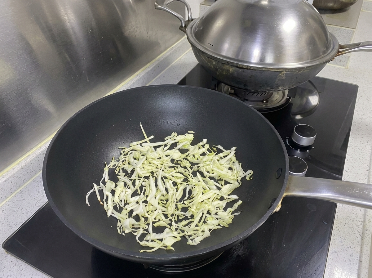다진 고기 반죽에 굴소스를 넣는 모습.