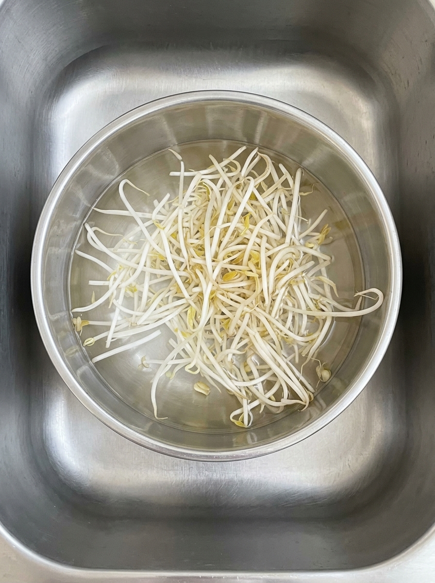 고기 반죽 위에 전분을 뿌리는 모습.