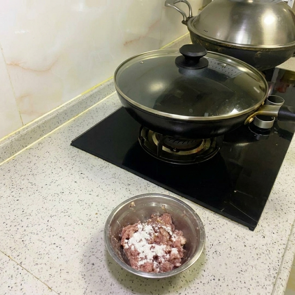 쇠젓가락으로 고기 반죽을 한 방향으로 치대어 끈기를 내는 모습.