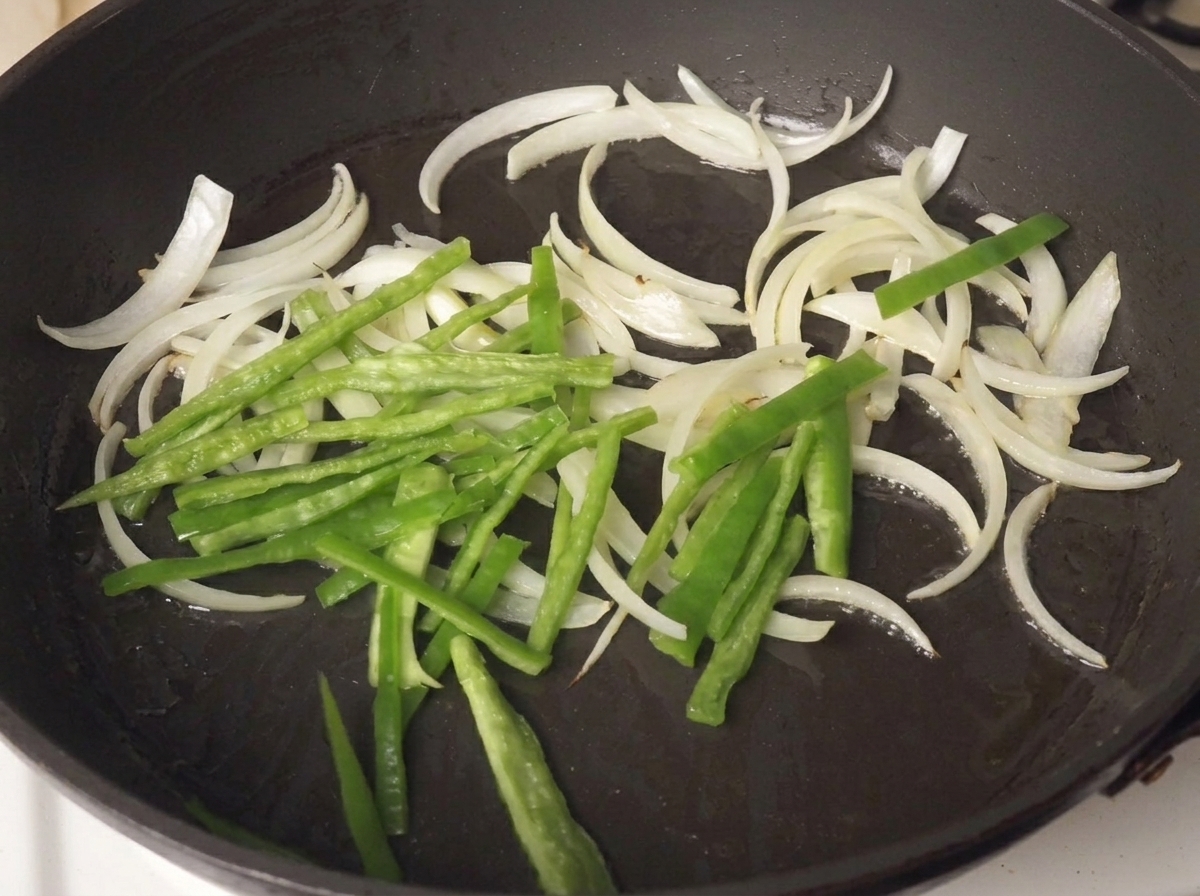 통밀빵, 상추, 토마토, 패티를 겹쳐 샌드위치를 만드는 모습.