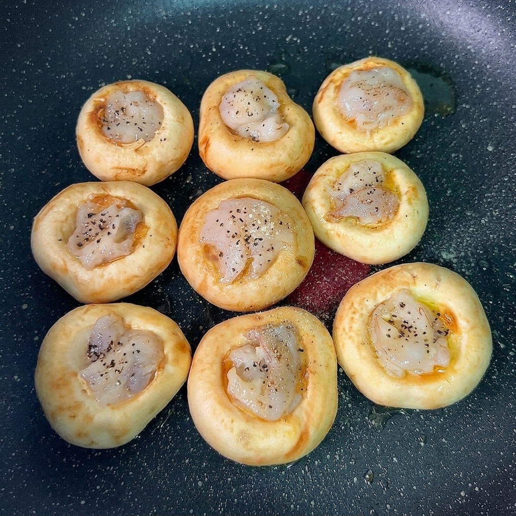 간을 맞춰 완성 단계에 이른 새우 양송이버섯.