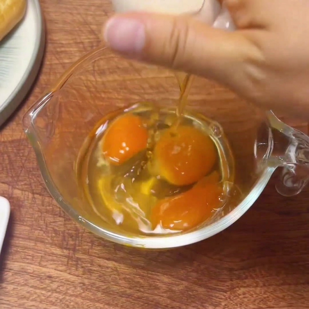 계란을 깨뜨려 유리 계량컵에 담아 잘 섞어둔 모습.