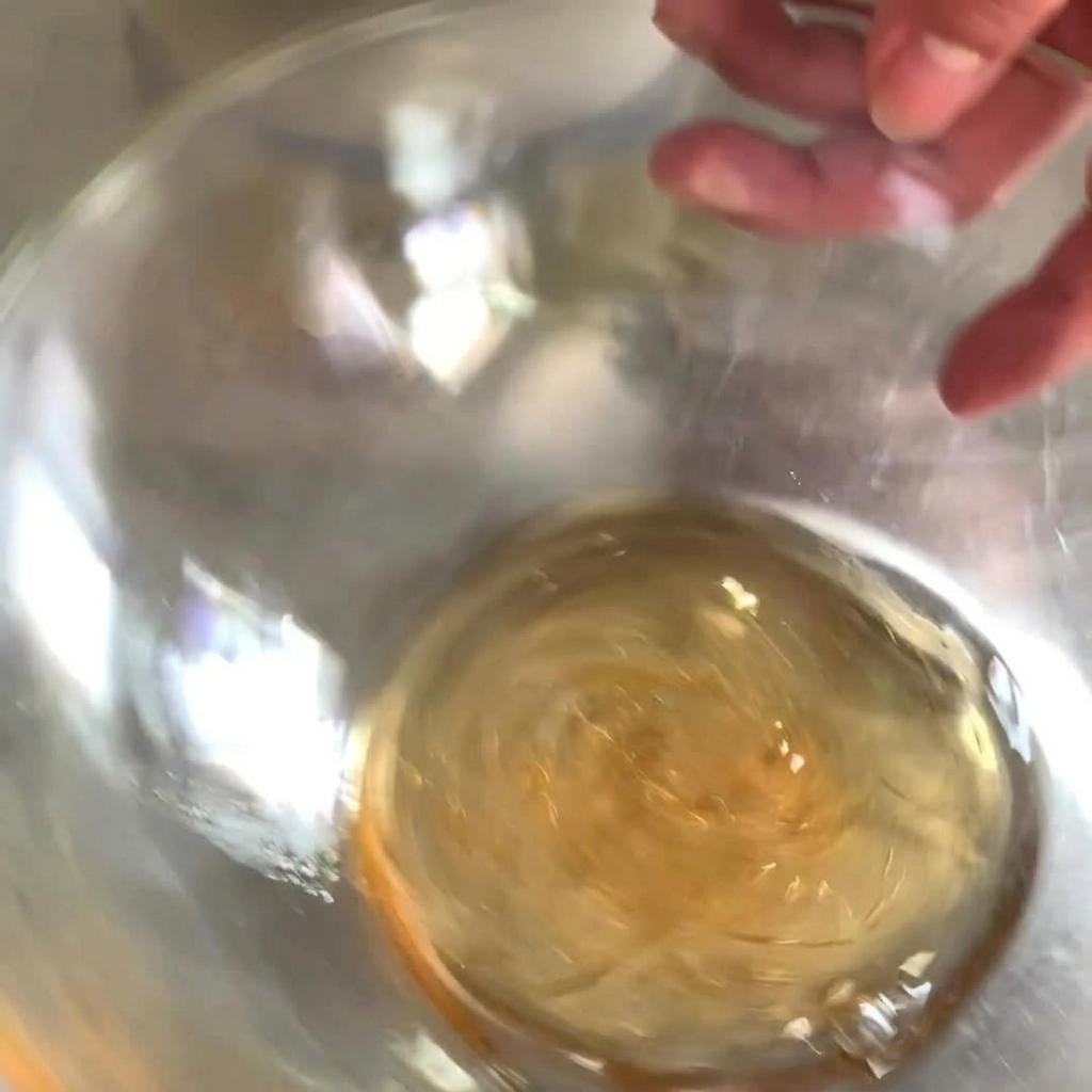 허니 머스타드 베이스에 홀스래디쉬 소스를 넣는 모습
