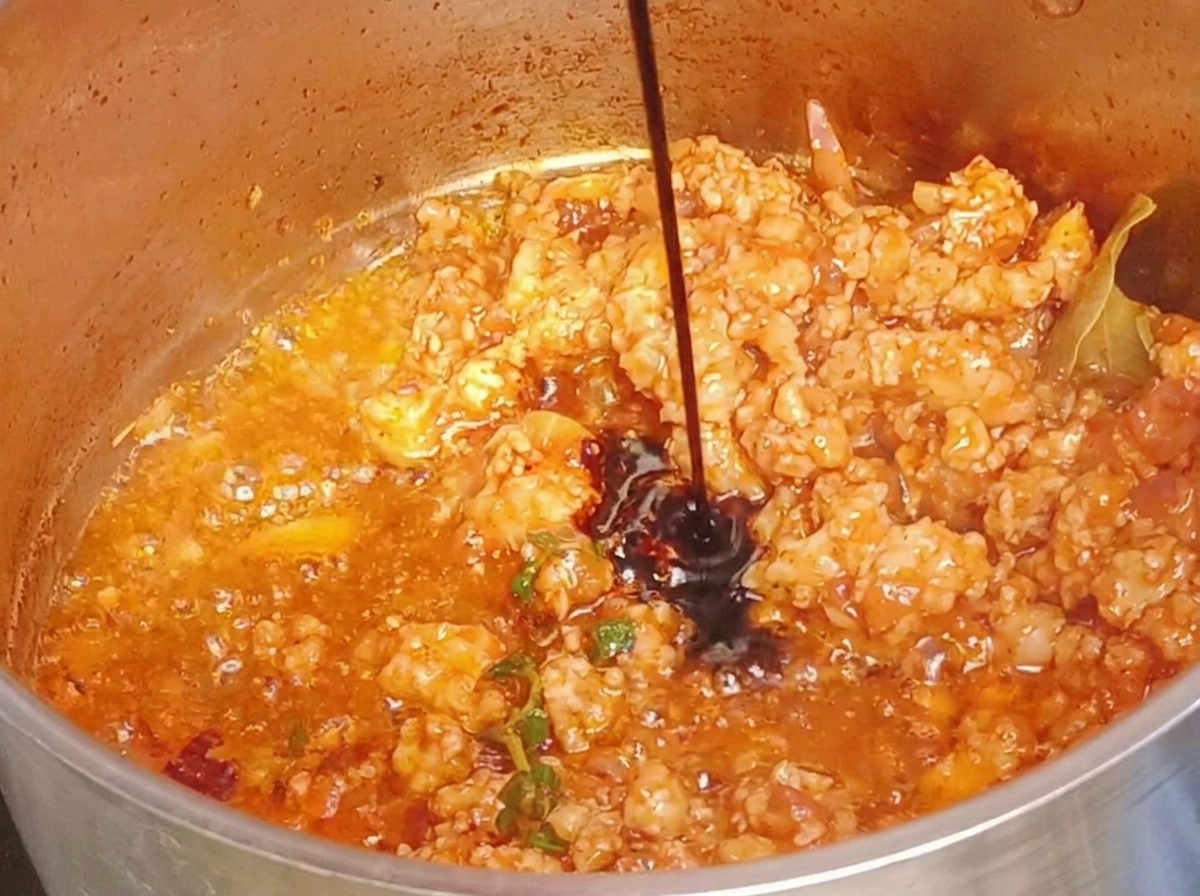 고기에 진간장을 둘러 색을 입히는 모습.