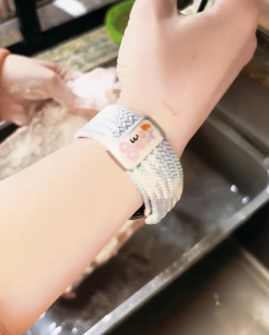 밀가루를 입힌 돼지갈비를 수돗물에 헹구는 모습.