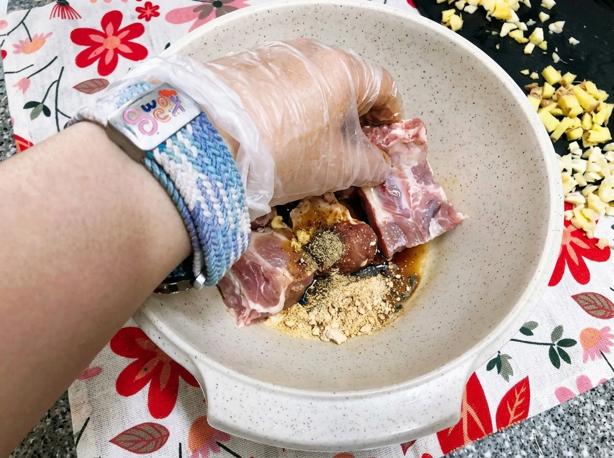 갓 만든 사과 퓌레를 밑간한 돼지갈비 위에 붓는 모습.