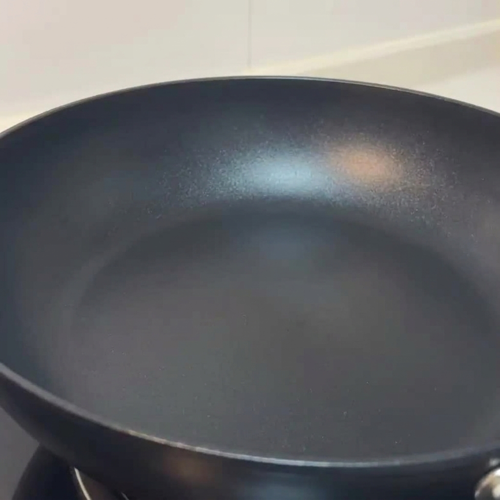 패티를 구웠던 팬에 버섯을 넣고 볶으며 소금과 후추를 뿌리는 모습.