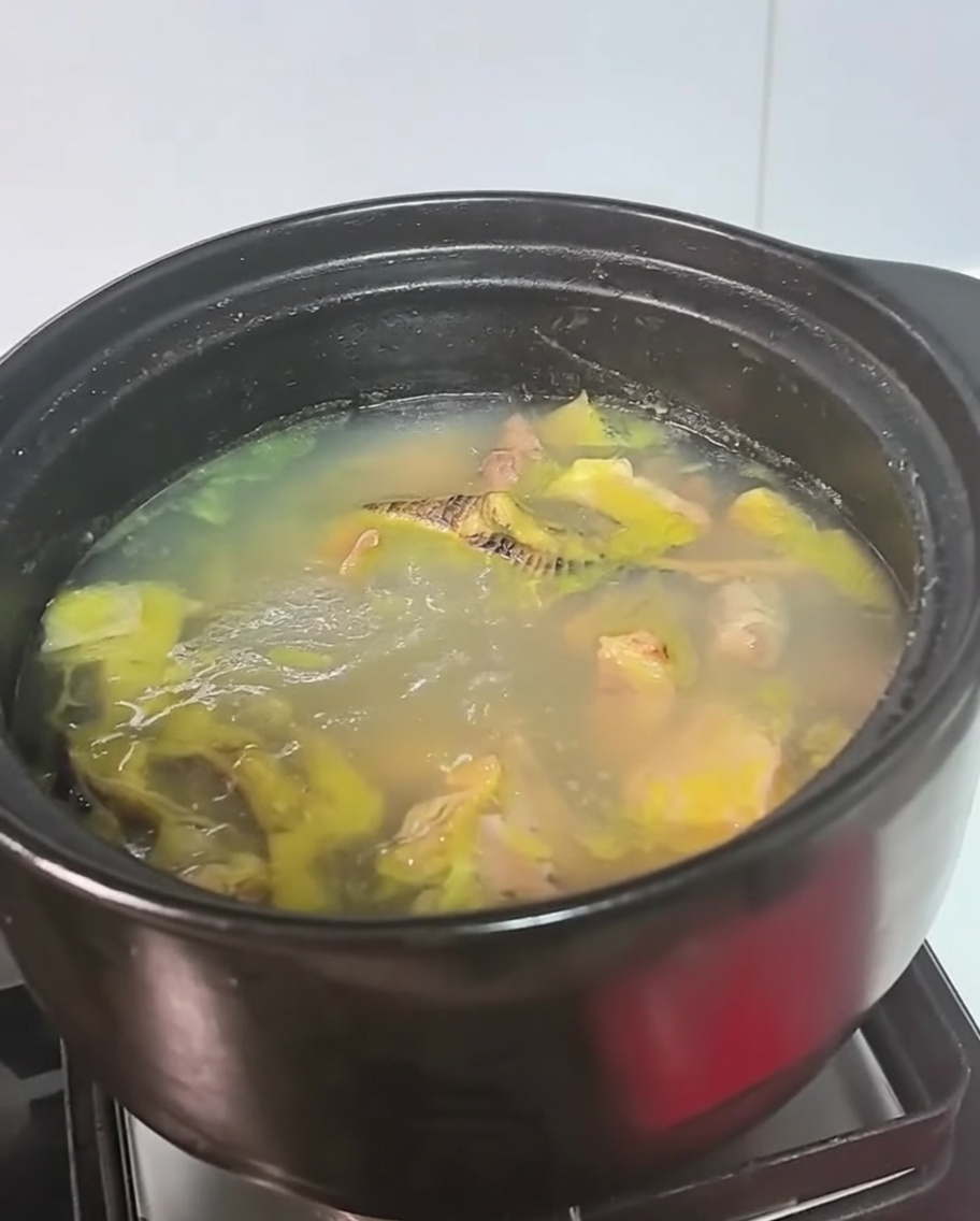 스토브 위 냄비에서 끓고 있는 닭고기 육수.