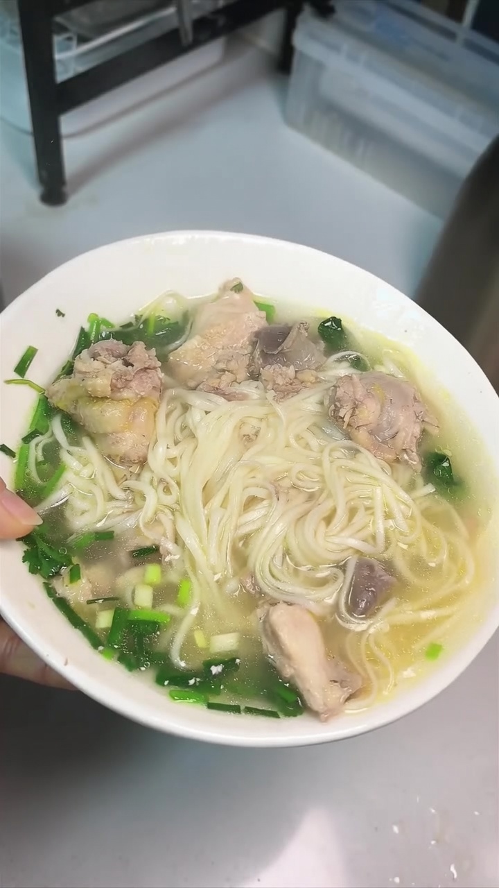 클래식 홈메이드 닭고기 국수