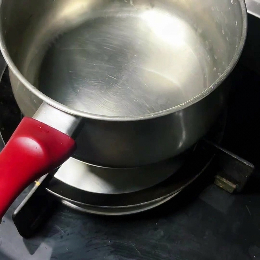 스텐 냄비에 달걀을 깨 넣고 끓이는 모습