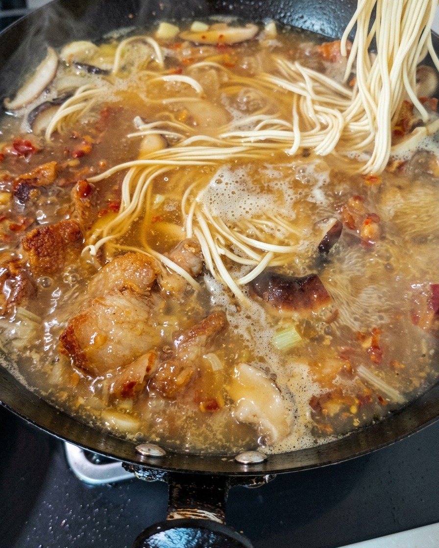 팔팔 끓는 육수에 국수 면을 넣는 모습.